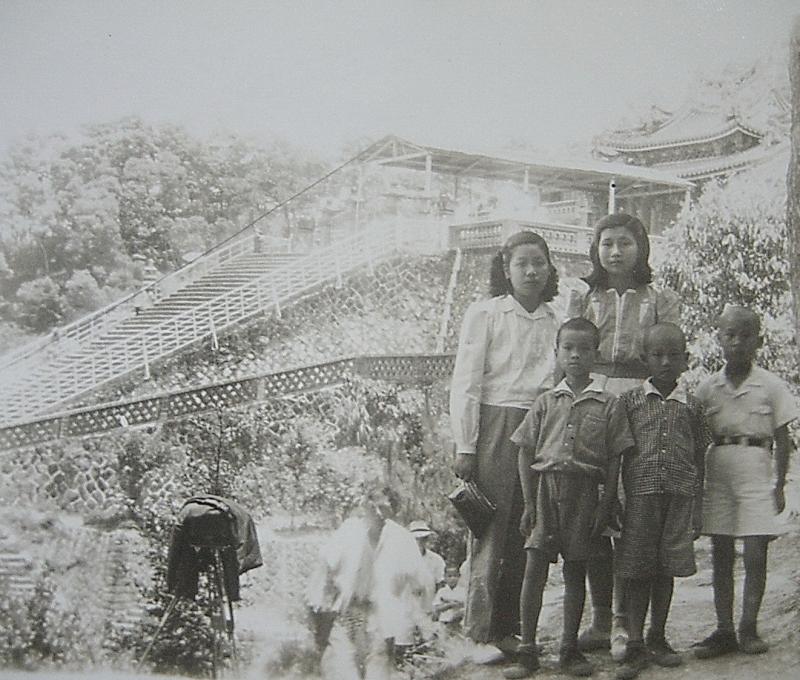 李景光館長小學四年級仙公廟旅遊照片（前方左一是李景光館長）。/提供者：李景光