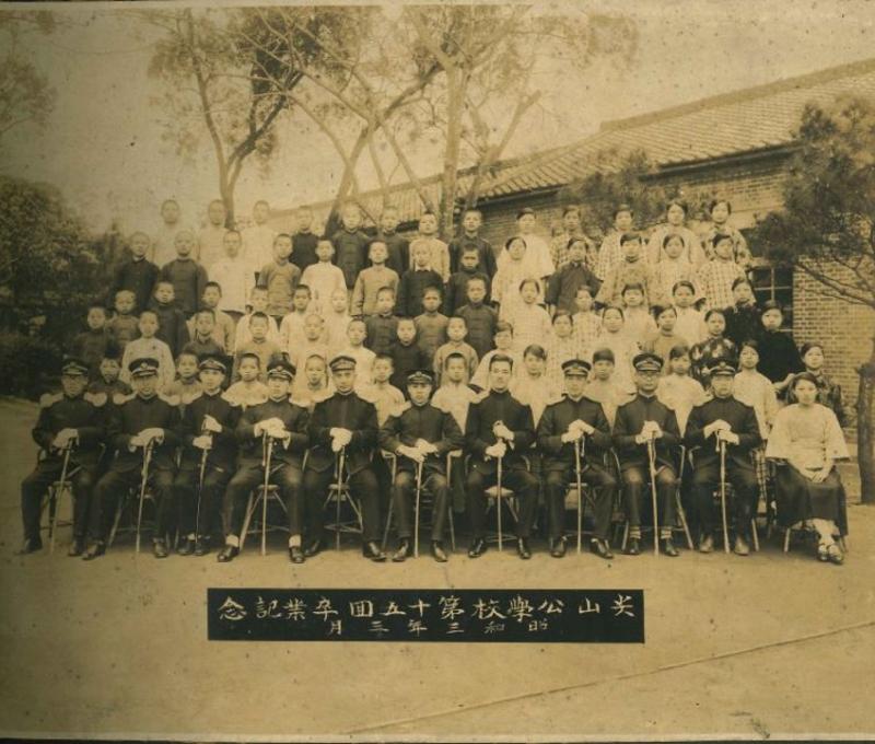 李梅樹與尖山公學校學生之畢業合照。/提供者：李梅樹紀念館
