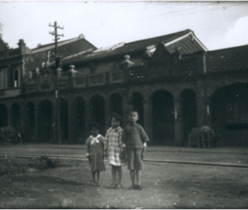 《秋實》中所繪之風景是後方房屋二樓陽臺往鶯歌方向所見（李梅樹紀念館提供）。/提供者：李梅樹紀念館