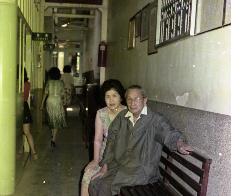 李梅樹於愛鄰醫院門口觀送兄嫂出殯行列。/提供者：李梅樹紀念館