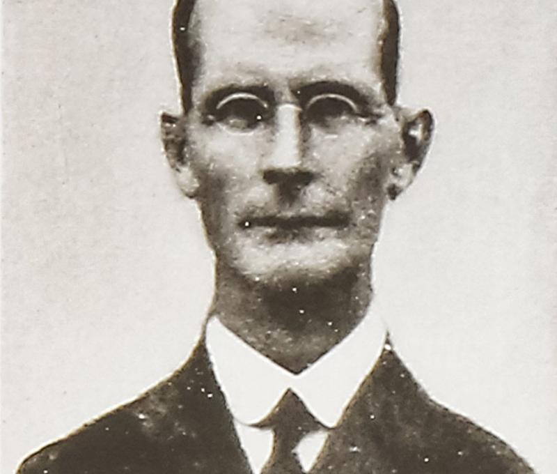 梅鑑霧牧師照片。典藏者：彰基文史博物館。發佈於《彰基文史博物館文史資料庫》[https://cchhmuseum.org/archive/detail.php?sid=794]  照片提供者：彰基文史博物館文史資料庫／拍攝年份：不詳