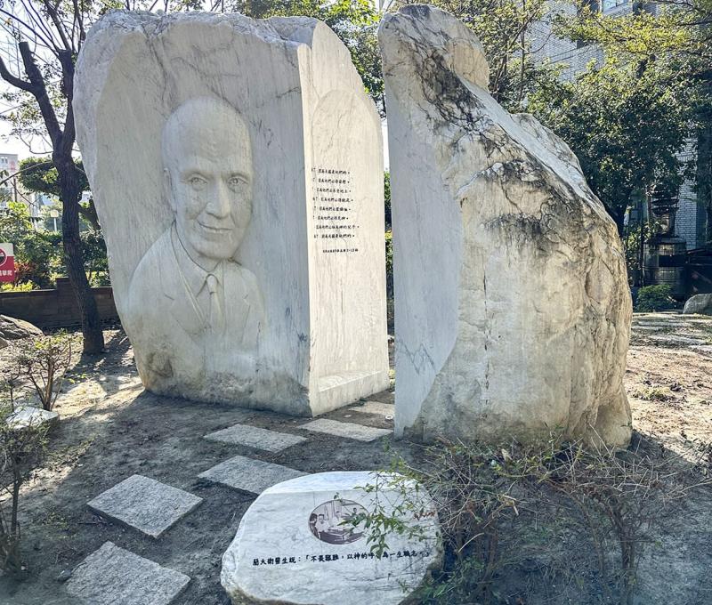 成功公園裡的「蘭大衛『切膚之愛』公共藝術」一面是蘭大衛醫師的浮雕 照片提供者：胡其瑞／拍攝日期：2022/12/20