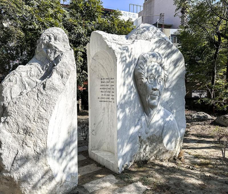 成功公園裡的「蘭大衛『切膚之愛』公共藝術」另一面是連瑪玉醫師娘的浮雕 照片提供者：胡其瑞／拍攝日期：2022/12/20