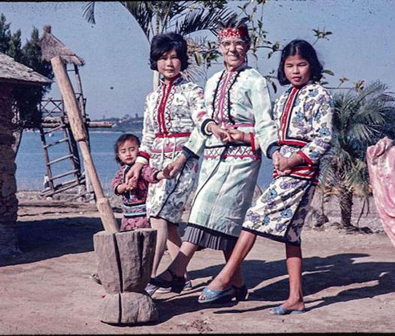 連瑪玉與日月潭邵族少女一起跳舞合影。典藏者：蘭大弼兒子。發佈於《彰基文史博物館文史資料庫》[http://cchhmuseum.org/archive/detail.php?sid=1284] 照片提供者：彰基文史博物館藏／拍攝年份：1965