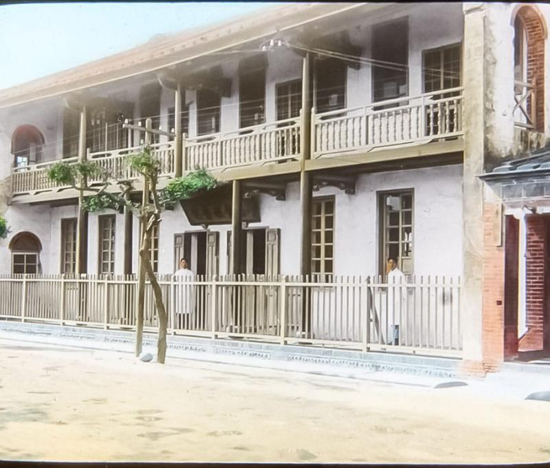 保存在玻璃底片上的第一代彰化基督教醫院。典藏者：Don Landsborough。發佈於《彰基文史博物館文史資料庫》[http://cchhmuseum.org/archive/detail.php?sid=924] 照片提供者：彰基文史博物館藏／拍攝年份：1910