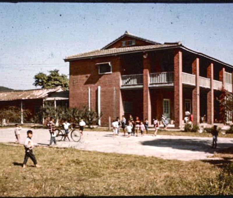 老蘭醫生樓宿舍及廣場外觀 照片提供者：彰基文史博物館藏／拍攝年份：1955