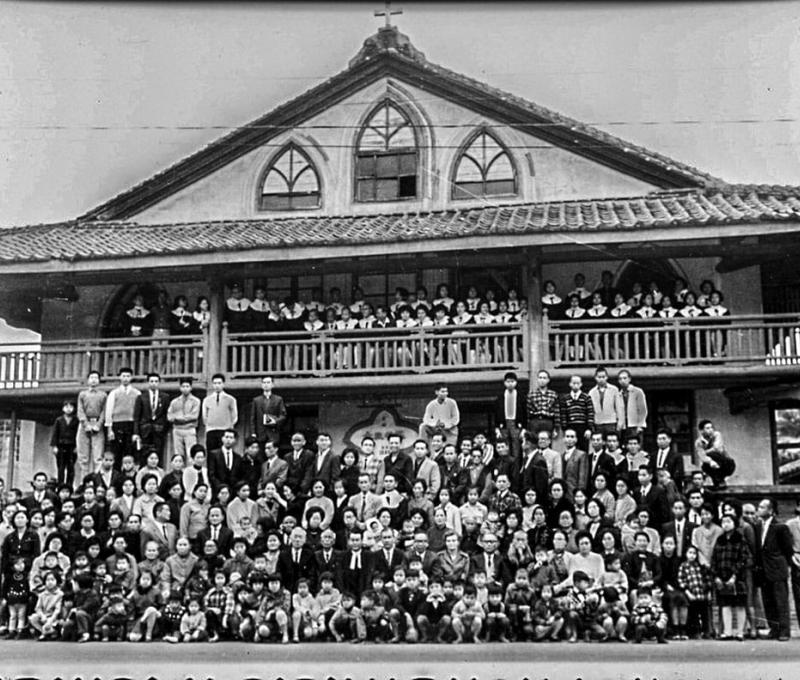 1966年彰化教會舊會堂改建拆除前合照 照片提供者：彰基文史博物館藏／拍攝年份：1966