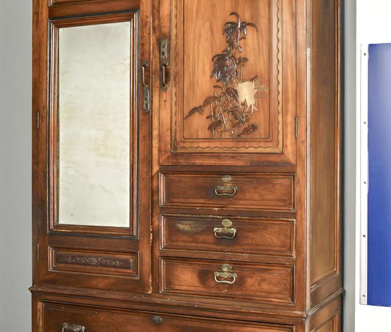 蘭大衛與連瑪玉結婚時由當時彰化市長與仕紳合贈之賀禮，這是當時鹿港師傅手製的衣櫃 照片提供者：彰基文史博物館文史資料庫 / 拍攝年份：1913