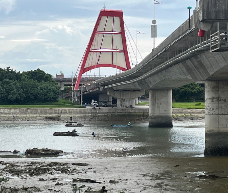 02 第三代舊港大橋，亦即百年防洪斜張大橋(拍攝者: 韓雯玉, 2024.08.16)
 02 The third-generation Jiugang Bridge, also known as the century-old flood control cable-stayed bridge (Photographer: Han Wenyu, 2024.08.16)