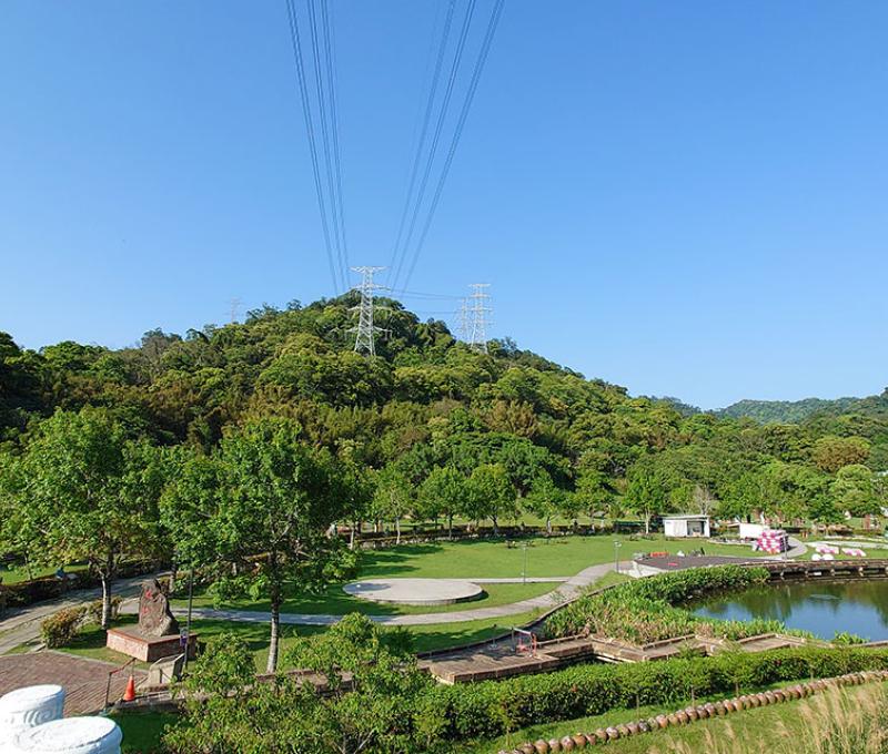 慈湖橋上眺望草嶺山。照片拍攝者：洪光君 / 拍攝日期：2021/4/6