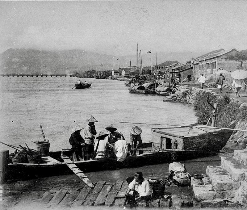 清末興建之大稻埕低水護岸堤防與碼頭。資料來源：日本陸軍參謀本部陸地測量部，《臺灣諸景寫真帖》（東京，1896），日本國立國會圖書館典藏。