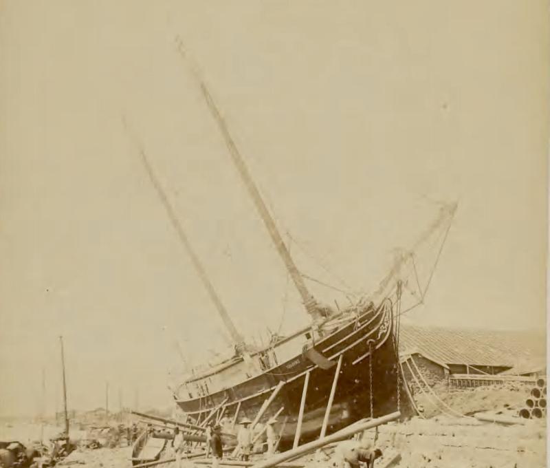 1898年8月臺北市街水災照片─一艘400 噸船隻被大水沖進大稻埕建昌街內側。資料來源：〈台湾風水害写真〉（1898年9月），日本宮內廳書陵部圖書寮文庫典藏，識別號：B8・120。