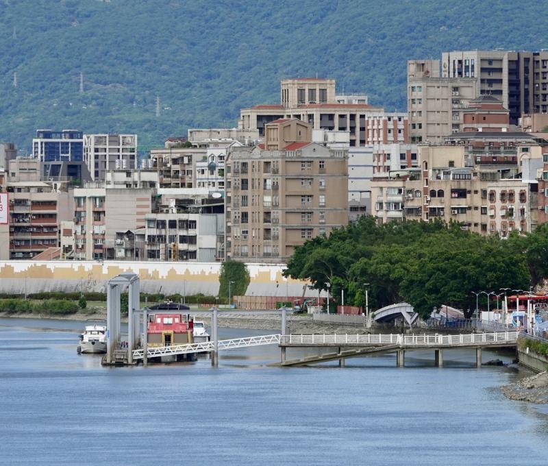 從忠孝橋遠眺大稻埕碼頭與防洪牆。(照片提供者：毛毓翔 / 拍攝日期：2025/09/16)