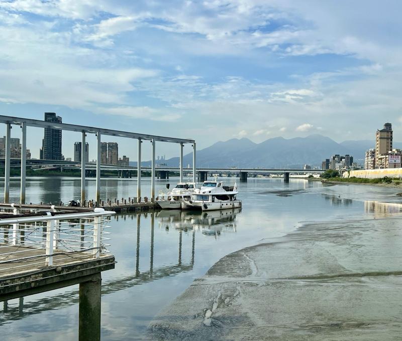 從大稻埕碼頭眺望臺北橋、大屯山。(照片提供者：毛毓翔 / 拍攝日期：2025/08/21)