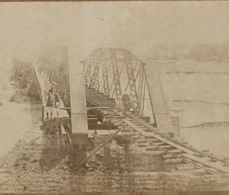 1898 年8 月臺北風水災害後的臺北橋。資料來源：〈台湾風水害写真〉（1898年9月），日本宮內廳書陵部圖書寮文庫典藏，識別號：B8・120。
