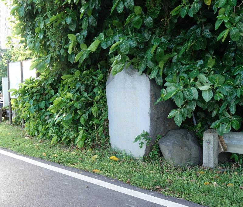 炸開獅子頭隘口歷史沿革巨石紀念碑。(照片提供者：毛毓翔 / 拍攝日期：2024/10/21)