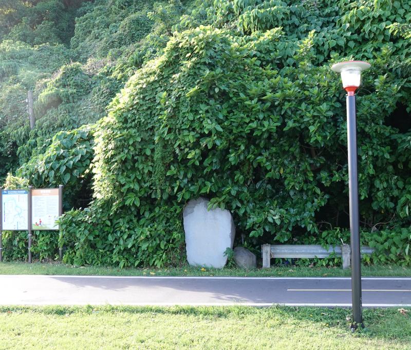 炸開獅子頭隘口歷史沿革巨石紀念碑。(照片提供者：毛毓翔 / 拍攝日期：2024/10/21)