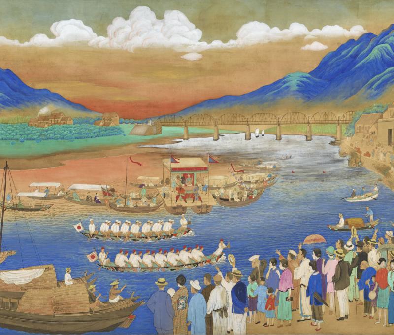 蔡雪溪〈扒龍船〉畫面遠方則可以看到當時的臺北鐵橋，其後左右兩側分別是觀音山及大屯山。資料來源：蔡雪溪，〈扒龍船〉（1930），膠彩、絹本，125×210公分。尊彩藝術中心提供。