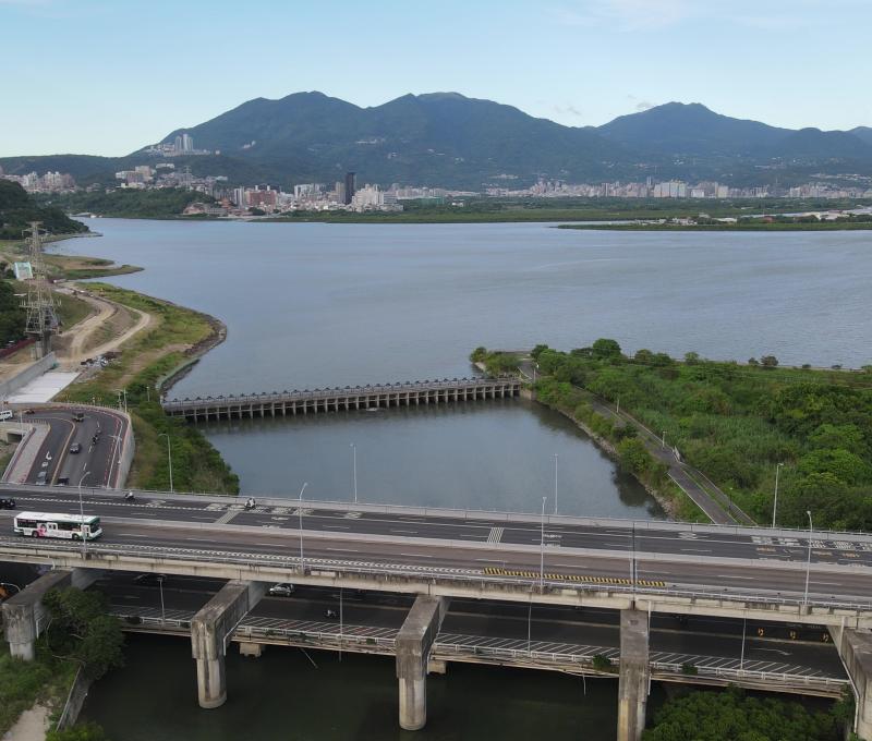 從二重疏洪道遠眺大屯山。(照片提供者：毛毓翔 / 拍攝日期：2024/10/21)