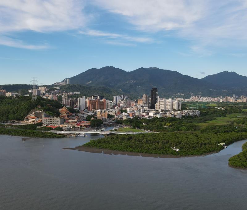 淡水河口的守護：關渡宮與大屯山。(照片提供者：毛毓翔 / 拍攝日期：2024/10/21)