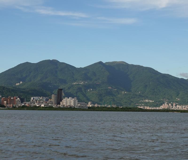 淡水河畔仰望大屯山。(照片提供者：毛毓翔 / 拍攝日期：2025/09/16)