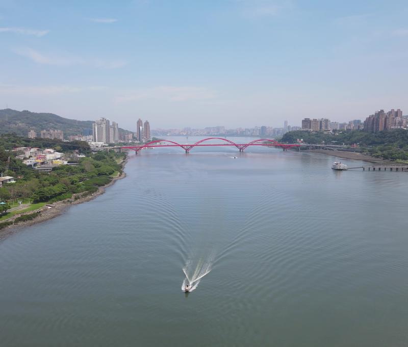 淡水河門戶：社子島視角的關渡大橋。(照片提供者：毛毓翔 / 拍攝日期：2024/10/21)