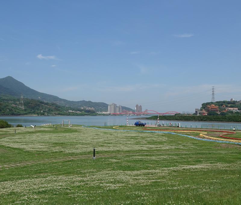 花海草坪對望觀音山。(照片提供者：毛毓翔 / 拍攝日期：2024/10/21)