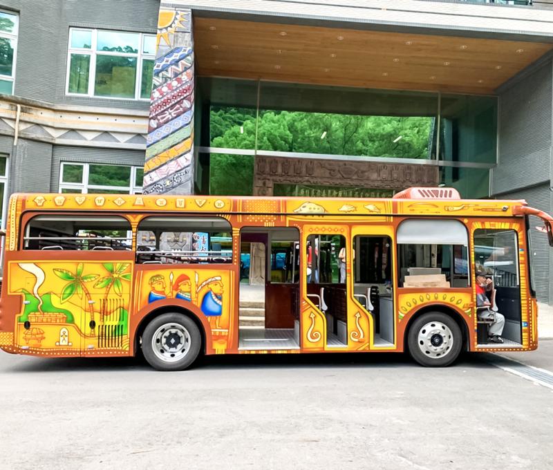 遊園車: 神話故事 /磊勒丹(排灣族) Myths and Legends - by Reretan Pavavalung /Paiwan 照片拍攝者：原住民族委員會原住民族文化發展中心 / 拍攝日期：2022