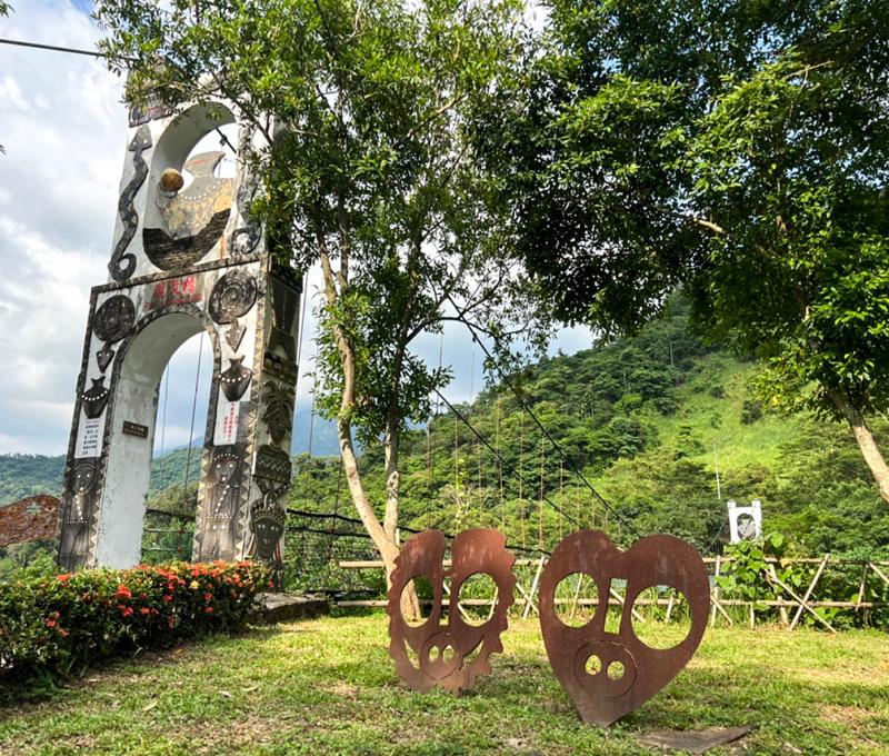 觀流橋旁的【FUZU山豬的夢 I & II】 Art: Fuzu's Dream I & II by 不舞‧阿古亞那 Akuyana /鄒族 Tsou 照片拍攝者：原住民族委員會原住民族文化發展中心 / 拍攝日期：2022