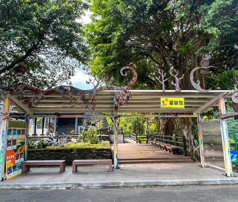 娜麓灣樂舞劇場後方的候車亭 Bus Shelter behind the Naluwan Theater 照片拍攝者：原住民族委員會原住民族文化發展中心 / 拍攝日期：2022