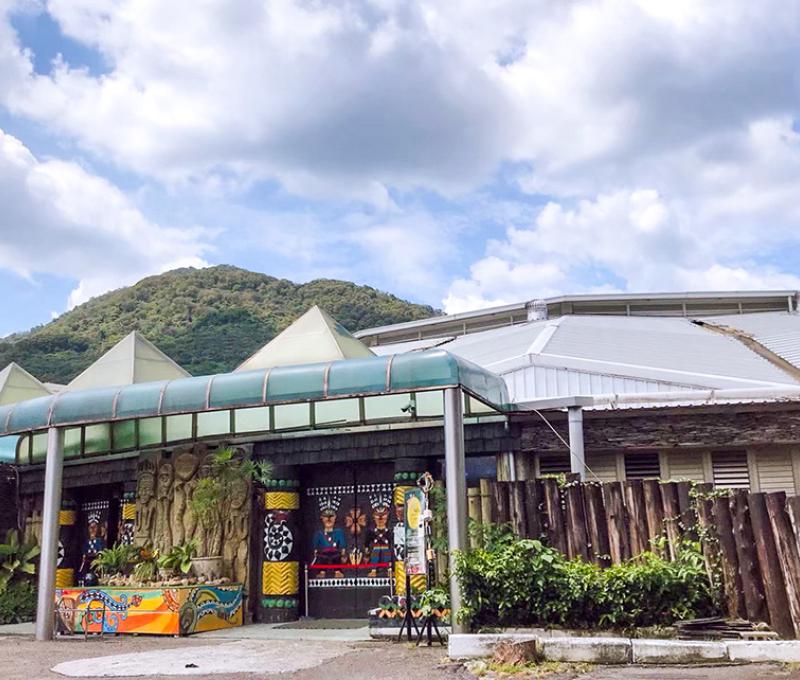 娜麓灣區的歌舞館大門 Naluwan District - Theater front door 照片拍攝者：原住民族委員會原住民族文化發展中心 / 拍攝日期：2022