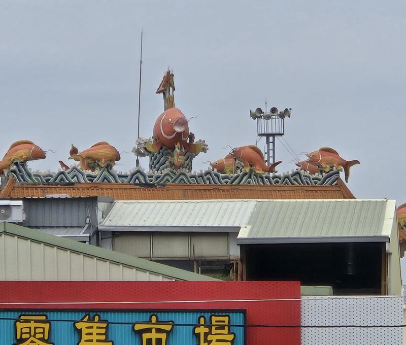 慶安宮屋頂上的雕飾，是千歲爺的象徵神物──鯉魚公(照片提供者：街密小組 / 拍攝日期：2024年)