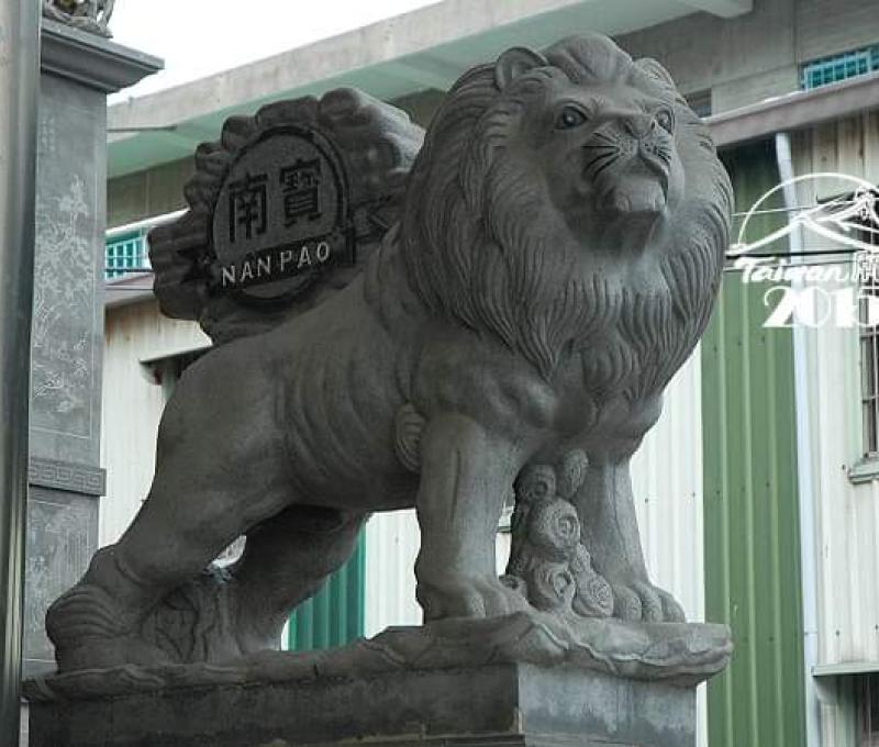 由南寶樹脂化工的創辦人捐獻的石獅雕像，有別於傳統石獅，採用西方獅子的造型(照片提供者：街密小組 / 拍攝日期：2024年)