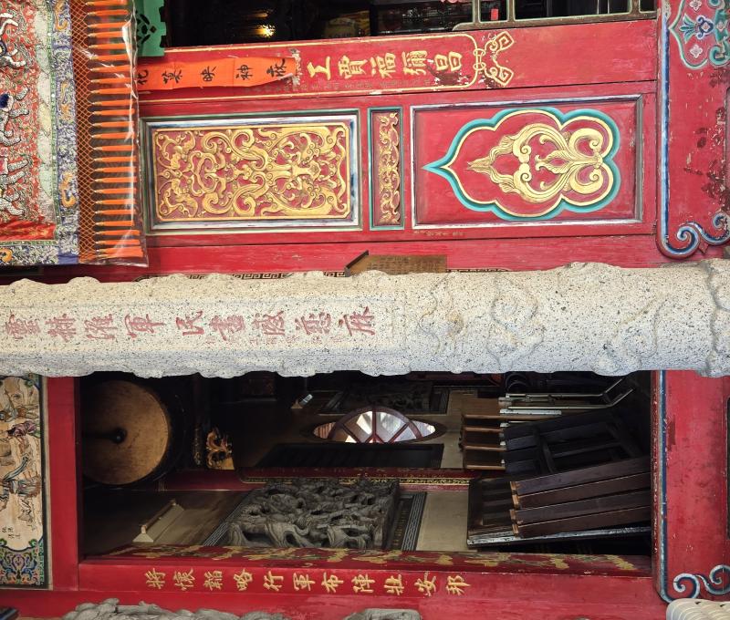 廟中特色的蝙蝠石柱，上有王得祿的署名(照片提供者：街密小組 / 拍攝日期：2025/6/16)