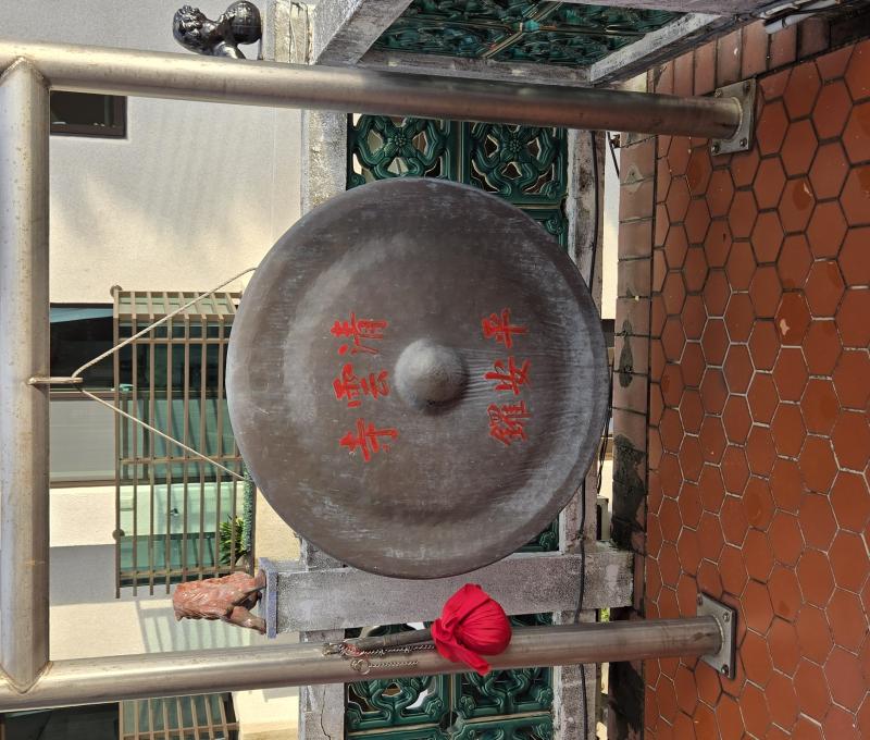 廟的二樓有平安鑼，據說敲一敲可保平安(照片提供者：街密小組 / 拍攝日期：2025/6/16)