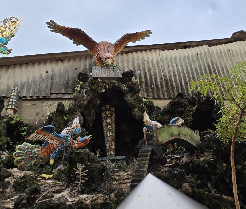 廟的二樓為清雲寺，有鳥形山安樂洞造景(照片提供者：街密小組 / 拍攝日期：2025/6/16)