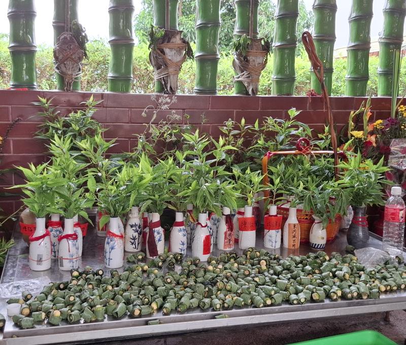 各地的吉貝耍部落族人，在夜祭前會將私家供奉的「阿立矸」請到大公廨，一起參與祭典(照片提供者：街密小組 / 拍攝日期：2025/11/6)