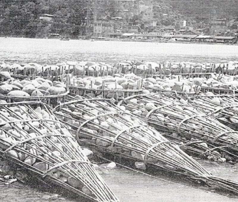 位於碧潭的瑠公圳石笱圳頭（拍攝年代不詳）／資料來源：農業部農田水利署瑠公管理處（原瑠公農田水利會）提供。顧雅文、李宗信、簡佑丞，《島都之河》（臺中：經濟部水利署水利規劃分署，2025），頁85。