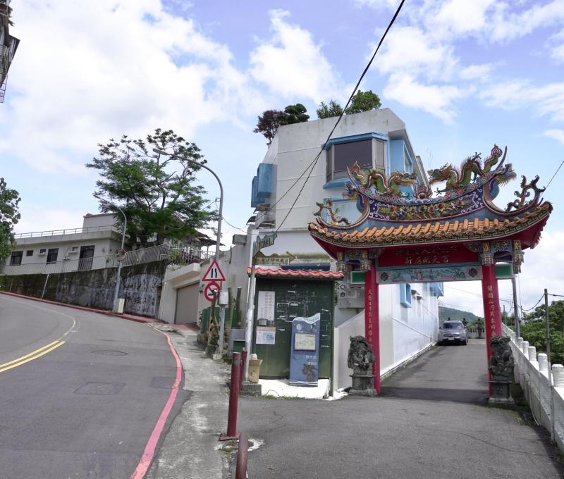 「新店開天宮」位於新店路與新店後街交會處／照片提供者：毛毓翔 / 拍攝日期：2025/05/27