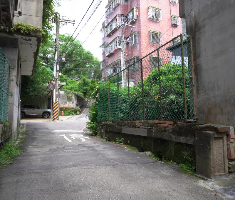 從新店國小方向有一條筆直的大斜坡一路傾下，坡腳便是「通學橋」／照片提供者：毛毓翔 / 拍攝日期：2025/05/27