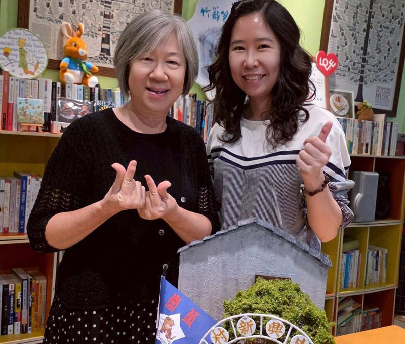 藝術家林旻璇聆聽中興莊故事深受感動，手作故事箱送給協會分享「三層肉圍牆」故事箱捐贈給協會推廣。照片提供：楊秋蘋