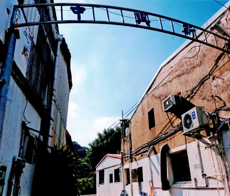 如今這座拱門改到812巷口，中興新村四個字改為從左至右。照片提供：楊秋蘋