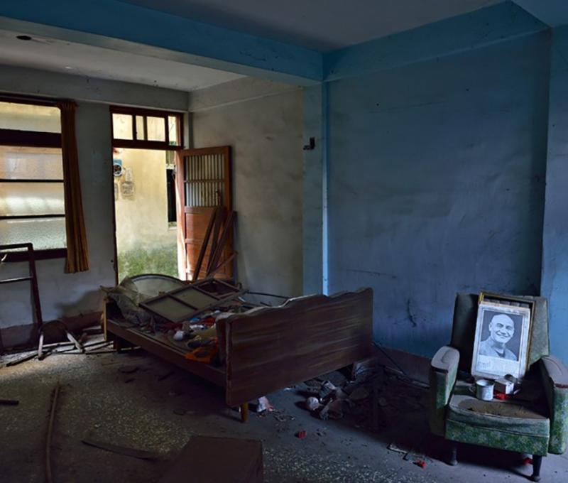 住戶搬離，殘破客廳的沙發上仍留蔣公遺照  照片提供：張清專