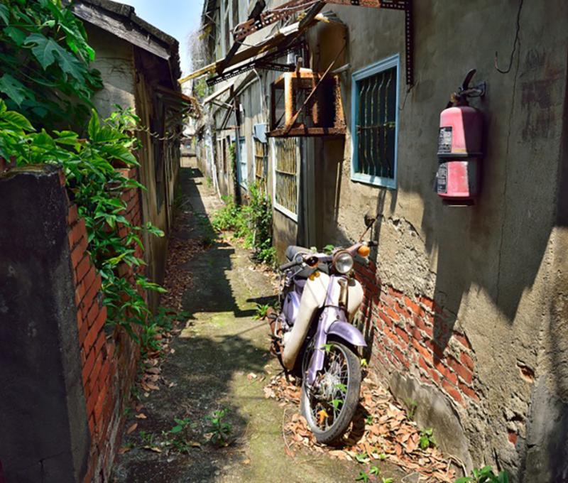 中興莊巷弄狹小，隨處可見廢棄的摩托車及滅火器。照片提供：張清專