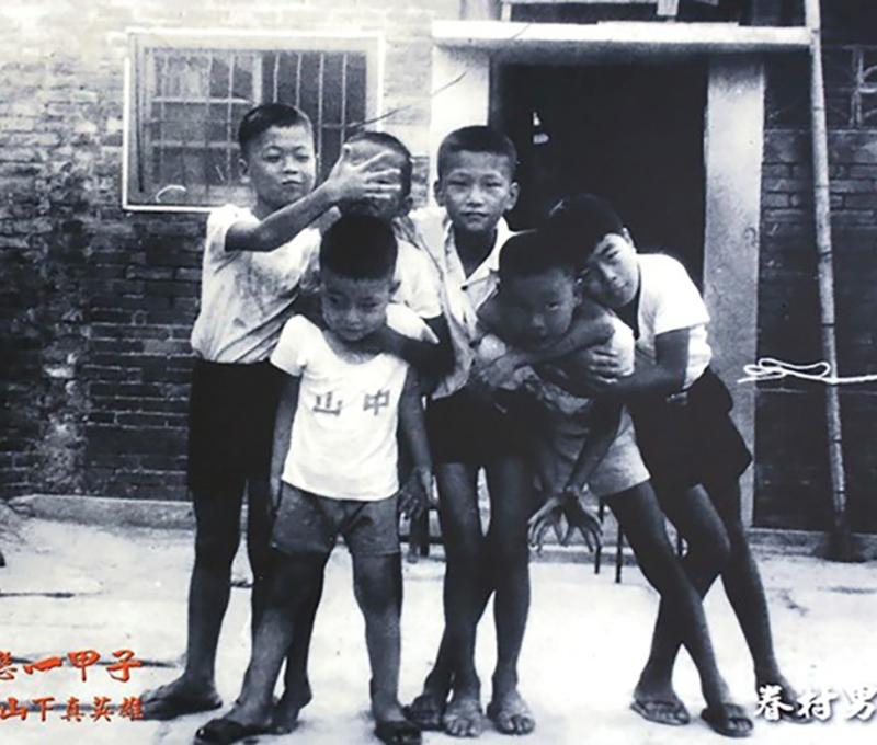 中興莊男孩念中山國小，平日感情融洽快樂上學。(翻攝：眷戀一甲子特展)