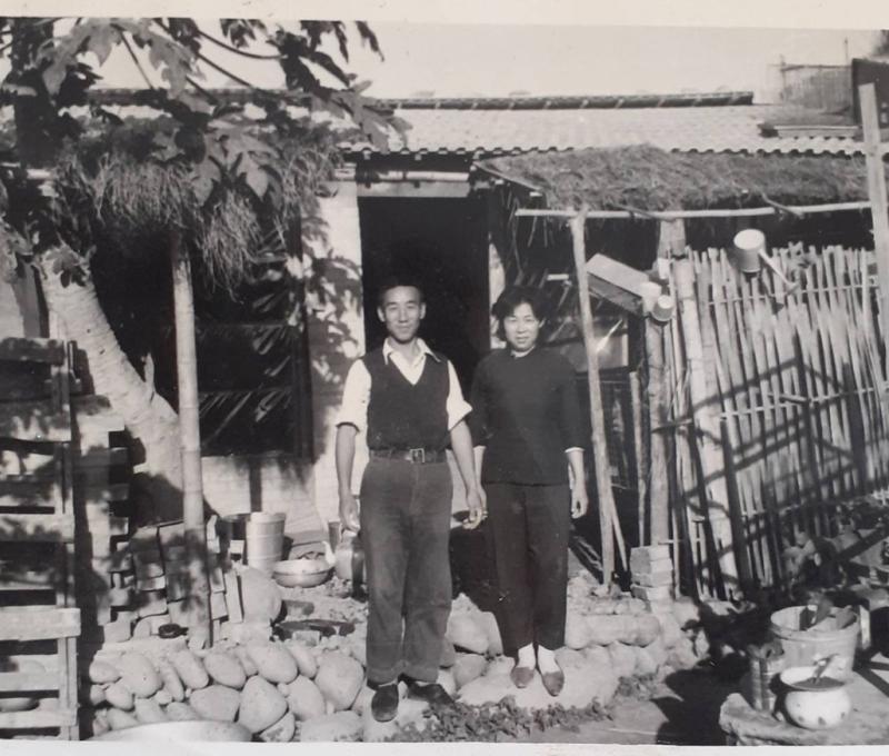 常玉潤、顧桂蘭夫婦在29號竹籬笆的家屋合影。(照片提供：常連芳)