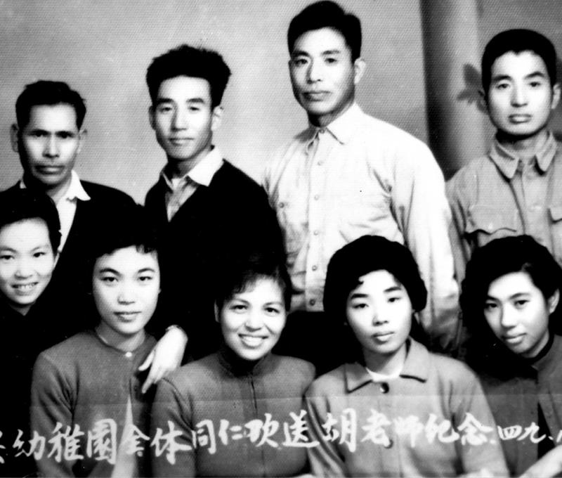1960年育樂幼稚園全體同仁歡送老師合影留念。(照片提供：常連芳)