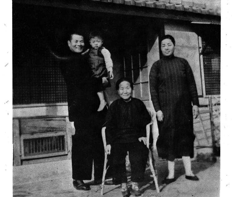 1954年高芳先手抱幼子華棟與母親、夫人於台中住宅庭院合影。(翻攝：高芳先先生紀念集)