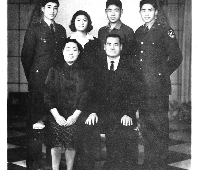 1966年高芳先全家合影，次子高華柱（後排左1)2008年擔任國防部長。(翻攝：高芳先先生紀念集)