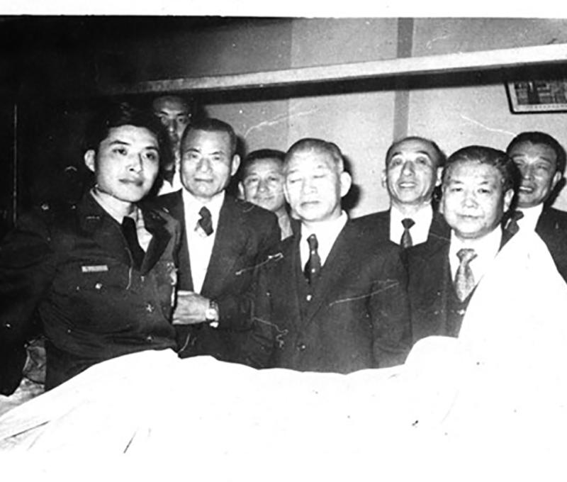 高華柱因「昌平作戰」有功，1975年獲頒忠勇勳章，與父親高芳先合影。(翻攝：高芳先先生紀念集)